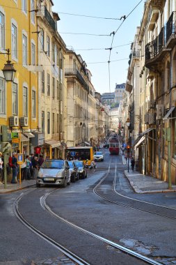 Lisbon, Portekiz - 30 Ekim 2017. Rua da Conceicao, Baixa Mahallesi'nde, tramvay No.28 rotasında ünlü avenue Alfama Old Quarter. 