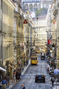 Lisbon, Portekiz - 30 Ekim 2017. Rua da Conceicao, Baixa Mahallesi'nde, tramvay No.28 rotasında ünlü avenue Alfama Old Quarter.
