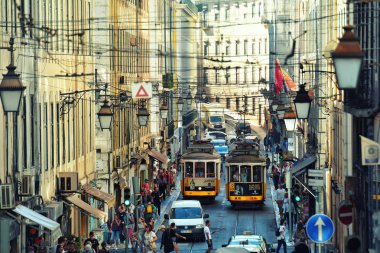 Lisbon, Portekiz - 30 Ekim 2017. Rua da Conceicao, Baixa Mahallesi'nde, tramvay No.28 rotasında ünlü avenue Alfama Old Quarter.