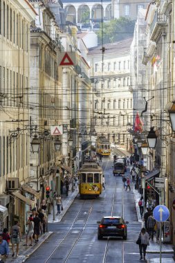Lisbon, Portekiz - 30 Ekim 2017. Rua da Conceicao, Baixa Mahallesi'nde, tramvay No.28 rotasında ünlü avenue Alfama Old Quarter.