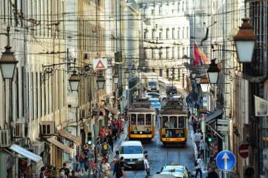 Lisbon, Portekiz - 30 Ekim 2017. Rua da Conceicao, Baixa Mahallesi'nde, tramvay No.28 rotasında ünlü avenue Alfama Old Quarter.