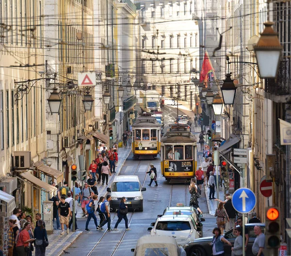 Lisbon, Portekiz - 30 Ekim 2017. Rua da Conceicao, Baixa Mahallesi'nde, tramvay No.28 rotasında ünlü avenue Alfama Old Quarter.