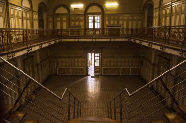 Köstence, Romanya-30 Mart 2019. Eski tahıl değişimi, tarihi anıt, şimdi Port Maritime Constanta, Romanya sınır polisi