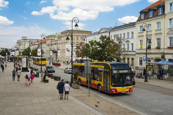 Varşova, Polonya-29 Haziran 2018. Varşova 'nın eski kent bölgesinde Krakowskie Przedmiescie caddesinde Varşova şehir manzarası, Polonya