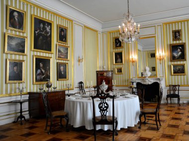 Varşova, Polonya - 29 Haziran 2018. Eski Şehir Meydanı, Varşova, Polonya yer alan Royal Castle iç. Sarı Oda.