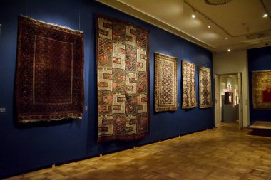 Varşova, Polonya-29 Haziran 2018. Bakır-çatılı Saray (veya kalay çatılı saray), Castle Square, Warshaw eski kent, Polonya kapalı. Fuar halılar.