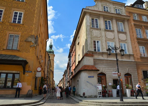 2018年6月29日 位于波兰首都华沙老城的美丽城市景观 拥有鹅卵石小巷和中世纪建筑 城堡广场 — 图库照片