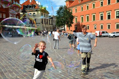 Varşova, Polonya - 29 Haziran 2018. Eski Şehir Stare Miasto Varşova, Castle Square, Polonya'nın başkenti sabun kabarcıkları ile oynamak.