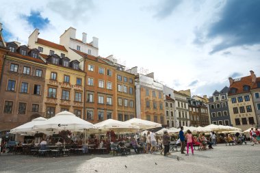 Varşova, Polonya - 29 Haziran 2018. Renkli ve geleneksel binalar, restoranlar, kafeler, turistler, Varşova portre ressamları ile Old Town Market Square (Rynek Starego Miasta).