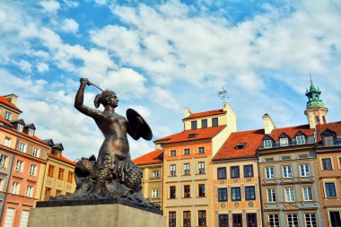 Eski Kent Pazar Meydanı (Rynek Starego Miasta) ve Varşova deniz kızı, kentin sembolü ile manzaralı şehir manzarası.
