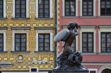 Eski Kent Pazar Meydanı mimarisi (Rynek Starego Miasta) ve Varşova deniz kızı, kentin sembolü.