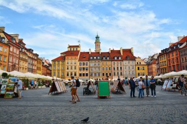 Varşova, Polonya - 29 Haziran 2018. Renkli ve geleneksel binalar, restoranlar, kafeler, turistler, Varşova portre ressamları ile Old Town Market Square (Rynek Starego Miasta).