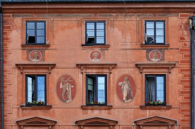 Eski Şehir Pazar Meydanı'nda geleneksel ve renkli bina mimarisi (Rynek Starego Miasta), Varşova, Polonya.