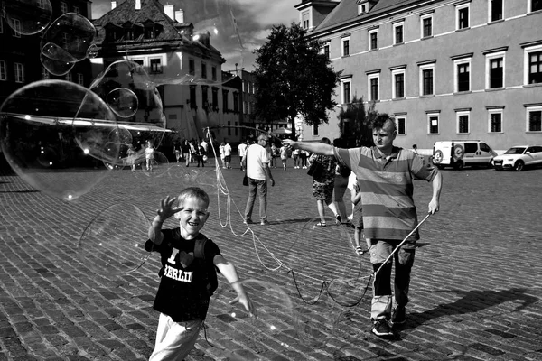 Варшава Польша Июня 2018 Года Игра Мыльными Пузырями Старом Городе — стоковое фото