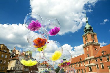 Polonya 'nın başkenti Varşova 'nın renkli eski kenti 'nde mimari ve balonlar.