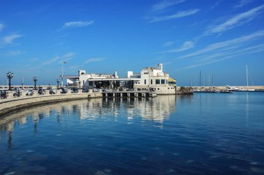 Adriyatik deniz kıyısında Bari eski limanında lungomare gezinti ile Mavi manzara, Puglia bölgesi, İtalya. 