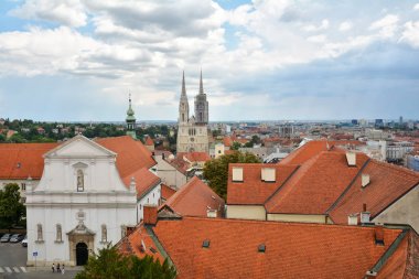 Zagreb 'in eski kent şehrinin muhteşem renkli çatıları ve silüeti, Hırvatistan 