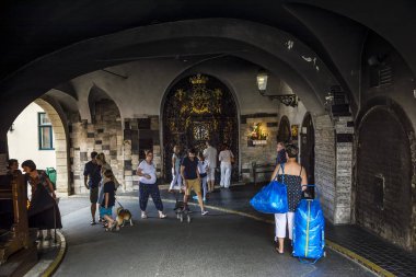  Zagreb, Hırvatistan-15 Temmuz 2017. Ünlü Stone Gate (Kamenita Vrata), Ortaçağ yapısı, son beş orijinal şehir kapılarının Zagreb 'in Upper Town, Hırvatistan bulundu.