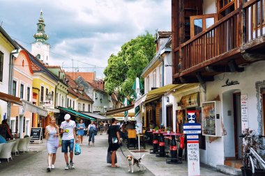 Zagreb, Hırvatistan-15 Temmuz 2017. Zagreb 'in eski kent bölgesinde şehir sokak manzarası, Hırvatistan. Tkalciceva güzel yaya caddesi restoranlar ve kafeler ile kaplı.
