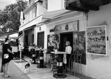 Zagreb, Hırvatistan - 15 Temmuz 2017. Hırvatistan 'ın Eski Zagreb kentinde kent sokak manzarası. Tkalciceva güzel yaya sokağı restoran ve kafelerle dolu. Siyah ve beyaz resim.