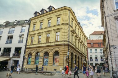 Zagreb, Hırvatistan-15 Temmuz 2017. Zagreb 'in eski kent bölgesinde şehir sokak manzarası, Hırvatistan. Tkalciceva güzel yaya caddesi restoranlar ve kafeler ile kaplı.