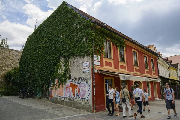 ザグレブ クロアチア 月15日 2017 ザグレブの旧市街 クロアチアのシティストリートビュー レストランやカフェが並ぶ美しい歩行者通りの Tkalciceva — ストック写真