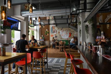 Varşova, Polonya - 30 Haziran 2018. Varşova, Polonya'daki Swietokrzyska Caddesi'nde Polonya mutfağından lezzetiçeren Setka bar ve restoran.