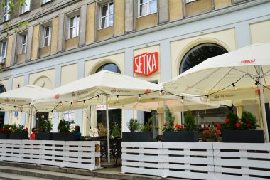 Varşova, Polonya - 30 Haziran 2018. Varşova, Polonya'daki Swietokrzyska Caddesi'nde Polonya mutfağından lezzetiçeren Setka bar ve restoran