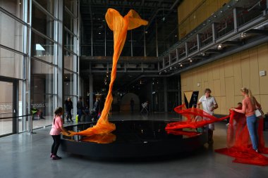 Varşova, Polonya-30 Haziran 2018. Renkli bilimsel deneyler, simülatörler, eğlence, Varşova, Polonya tüm dünyada turistler için en iyi cazibe ile Copernicus Bilim Müzesi.