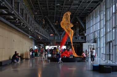 Varşova, Polonya-30 Haziran 2018. Renkli bilimsel deneyler, simülatörler, eğlence, Varşova, Polonya tüm dünyada turistler için en iyi cazibe ile Copernicus Bilim Müzesi.