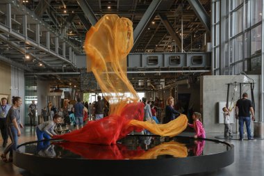 Varşova, Polonya-30 Haziran 2018. Renkli bilimsel deneyler, simülatörler, eğlence, Varşova, Polonya tüm dünyada turistler için en iyi cazibe ile Copernicus Bilim Müzesi.