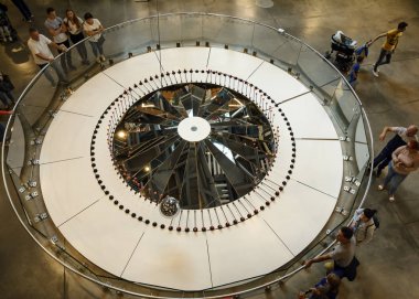 Varşova, Polonya-30 Haziran 2018. Bilimsel deneyler, simülatörler, eğlence, tüm dünyada turistler için en iyi cazibe ile Copernicus Bilim Müzesi 'nde Foucault sarkaç, Varşova, Polonya