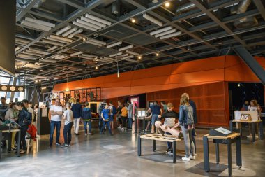 Varşova, Polonya-30 Haziran 2018. Renkli bilimsel deneyler, simülatörler, eğlence, Varşova, Polonya tüm dünyada turistler için en iyi cazibe ile Copernicus Bilim Müzesi.