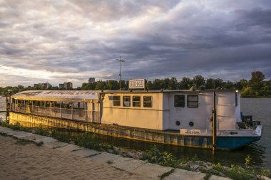 Varşova, Polonya - 30 Haziran 2018. Varşova Vistula nehri kıyısında Yaz akşamı, Polonya