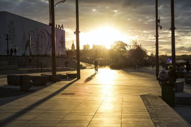 Varşova, Polonya - 30 Haziran 2018. Varşova Vistula nehri kıyısında Yaz akşamı, Polonya