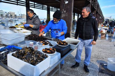 Bari, İtalya - 9 Şubat 2019. Adriyatik deniz kıyısında Bari Balık pazarında çalışan ve kestane hazırlanması İnsanlar, Puglia bölgesi, Güney İtalya.