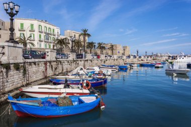Bari, İtalya - 9 Şubat 2019. Adriyatik deniz kıyısında Bari eski limanında demirlemiş balıkçı tekneleri ile güzel manzara, Puglia bölgesi, Güney İtalya. 