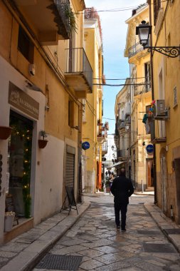 Bari, İtalya - 9 Şubat 2019. Eski Bari Kasabası'nda tipik pitoresk dar sokak, Puglia bölgesi, Güney İtalya.