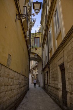 Bari, İtalya - 9 Şubat 2019. Eski Bari Kasabası'nda tipik pitoresk dar sokak, Puglia bölgesi, Güney İtalya.