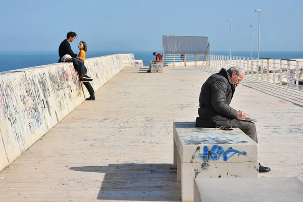 Bari Itália Fevereiro 2019 Recreação Pessoas Lungomare Longo Mar Adriático — Fotografia de Stock