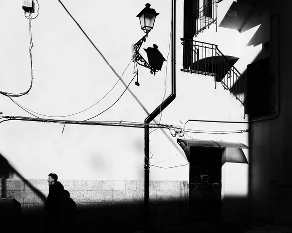 在意大利旅行的人 意大利巴里古城街道摄影与灯光 传统色彩建筑 — 图库照片