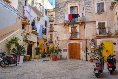 Bari, Puglia bölgesi, Güney İtalya Eski Şehir Şaşırtıcı pitoresk dar sokak.
