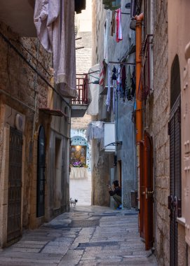 Bari, İtalya - 9 Şubat 2019. Eski Bari Kasabası'nda tipik pitoresk dar sokak, Puglia bölgesi, Güney İtalya.