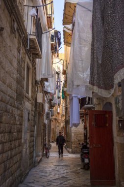 Bari, İtalya - 9 Şubat 2019. Eski Bari Kasabası'nda tipik pitoresk dar sokak, Puglia bölgesi, Güney İtalya.