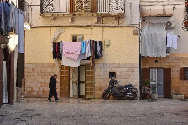 Bari Itália Fevereiro 2019 Rua Estreita Pitoresca Típica Cidade Velha — Fotografia de Stock