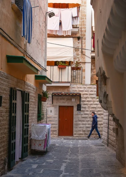 Bari Itália Fevereiro 2019 Rua Estreita Pitoresca Típica Cidade Velha — Fotografia de Stock