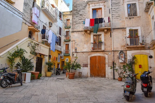 Bari Itália Fevereiro 2019 Rua Estreita Pitoresca Típica Cidade Velha — Fotografia de Stock