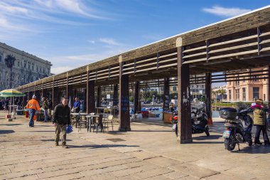 BARI, İTALYA 9 Şubat 2019. Adriyatik kıyılarındaki Bari balık pazarı, Puglia bölgesi, Güney İtalya. 