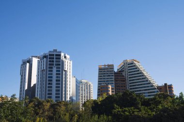 astropikal şehirde modern gökdelenler 