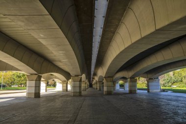 Turia eski nehir yatağı boyunca birçok köprübiri, Valencia, İspanya ünlü ve güzel Turia parkı dönüştü.